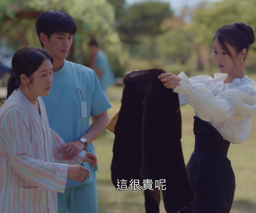 《雖然是精神病但沒關係》文英暖心細節解析6:幫助姜恩慈患者丟掉束縛