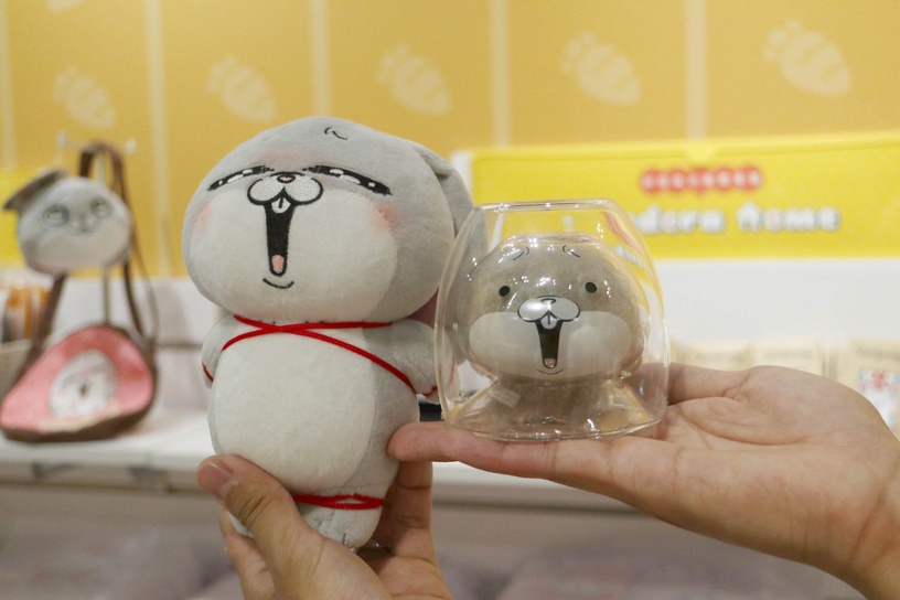 限時2週!「好想兔快閃店」登陸西門,1:1大小好想兔超欠拍,雙層玻璃杯等周邊不能錯過