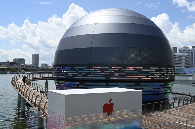 全球首間「水上Apple Store」就在新加坡!絕美銀色圓球繽紛外型,夜晚還有絢麗倒影~