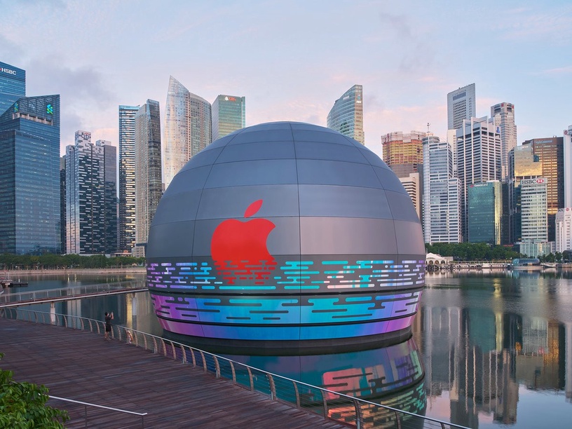 全球首間「水上Apple Store」就在新加坡!絕美銀色圓球繽紛外型,夜晚還有絢麗倒影~