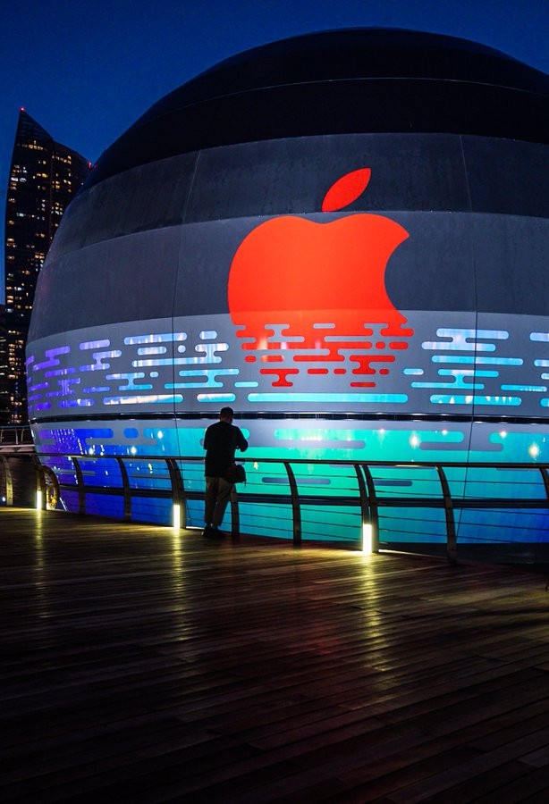 全球首間「水上Apple Store」就在新加坡!絕美銀色圓球繽紛外型,夜晚還有絢麗倒影~