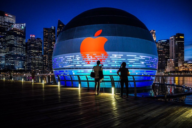 全球首間「水上Apple Store」就在新加坡!絕美銀色圓球繽紛外型,夜晚還有絢麗倒影~
