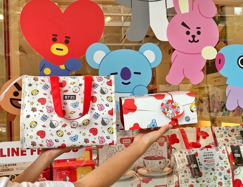 阿米們吃起來!亞尼克聯手BT21推「BT21奶黃金沙生乳捲」,爆餡奶黃流沙鹹甜超夠味!