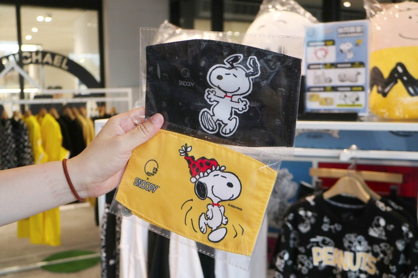 「2% WIP x Snoopy 快閃店」SNOOPY口罩套大人款、親子款/售價99元、199元