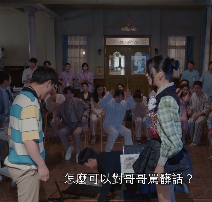 《雖然是精神病但沒關係》金秀賢原創細節9:默默撿麥克風,超強肢體搞笑