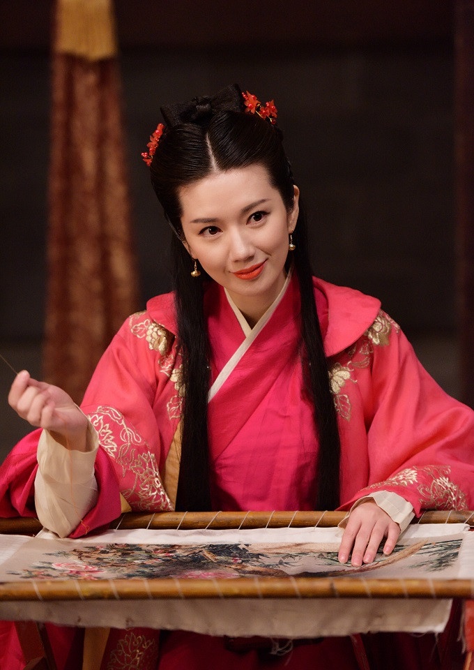 《以家人之名》演員古裝vs時裝:苑冉(賀梅)《傾世妖顏》