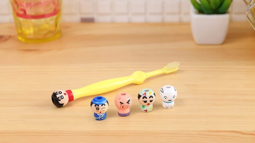 日本萬代為了讓小朋友們愛上刷牙，特地推出這款兒童專用的「蠟筆小新牙刷」，多少錢、哪裡買快右滑看介紹～