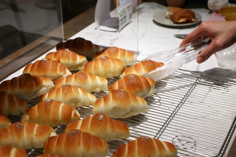 高雄美食推薦「一拾三鯛魚燒菓子店」鹽之花奶油捲(6入)/售價180元