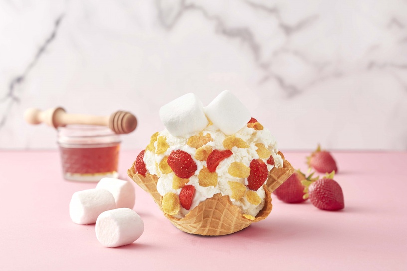 極濃黑牛奶冰淇淋+KitKat！COLD STONE推黑色牛奶冰淇淋、白色蜂蜜冰淇淋！