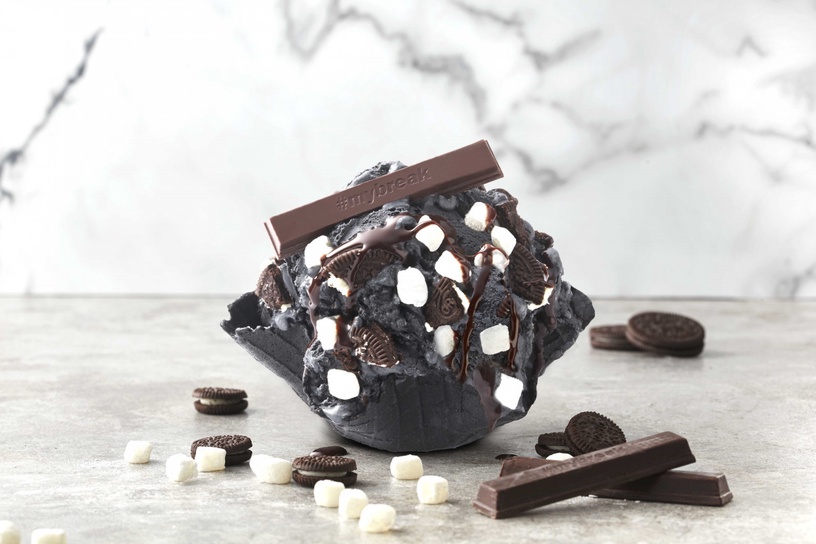 極濃黑牛奶冰淇淋+KitKat！COLD STONE推黑色牛奶冰淇淋、白色蜂蜜冰淇淋！