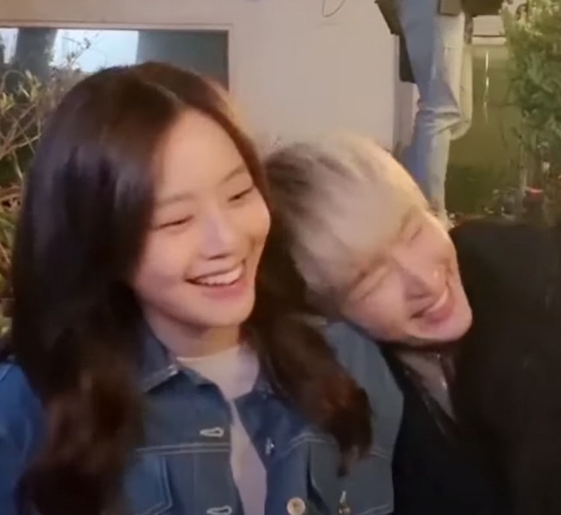 《惡之花》李準基&文彩元戲外更甜!靠在一起讀劇本,就像真夫婦~