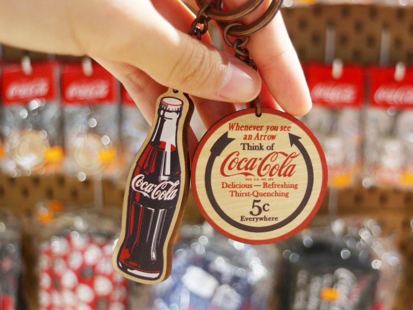 可樂迷必收!上百樣「COCA COLA」經典LOGO周邊,台灣限定款「可口可樂抱枕」超可愛