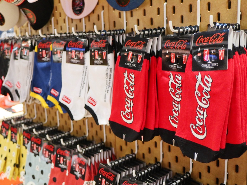 可樂迷必收!上百樣「COCA COLA」經典LOGO周邊,台灣限定款「可口可樂抱枕」超可愛