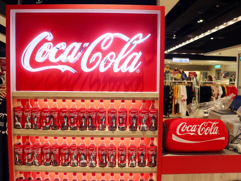 可樂迷必收!上百樣「COCA COLA」經典LOGO周邊,台灣限定款「可口可樂抱枕」超可愛