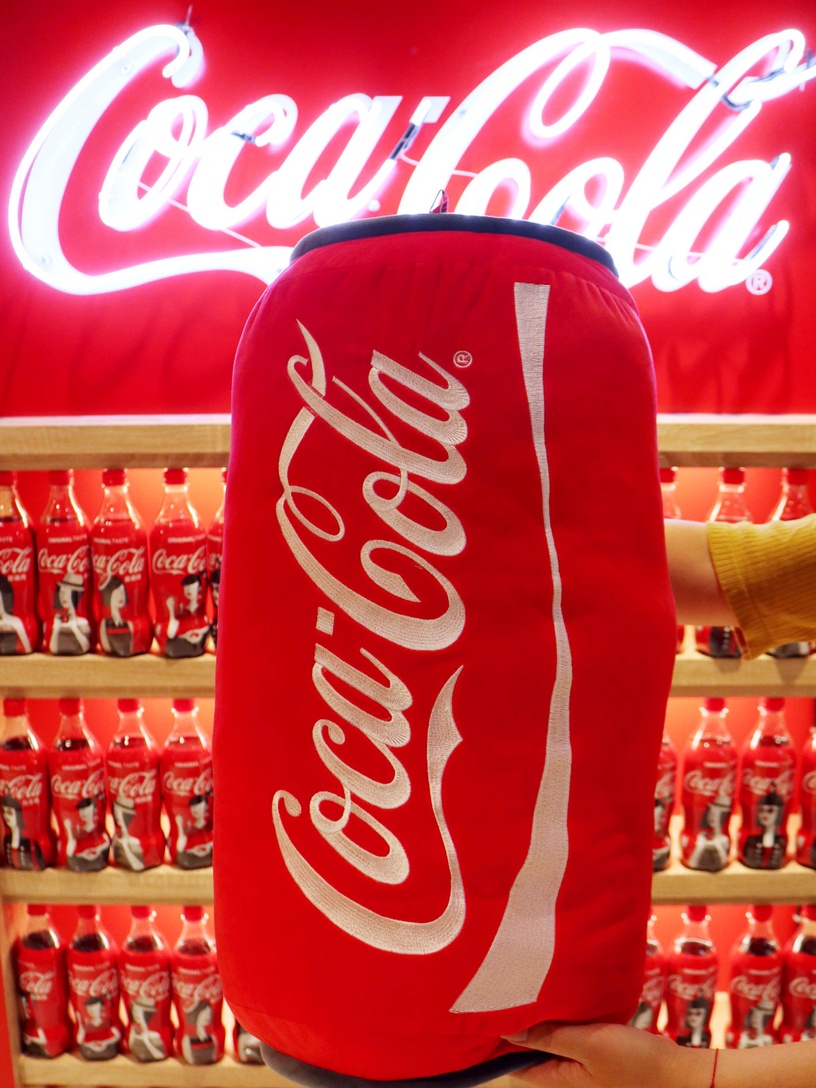 可樂迷必收!上百樣「COCA COLA」經典LOGO周邊,台灣限定款「可口可樂抱枕」超可愛