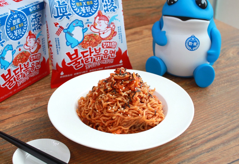 真露燒酒X三養全新推出「泡菜辣雞麵」,酸辣滋味+Q彈麵條,讓人一口接著一口停不下來