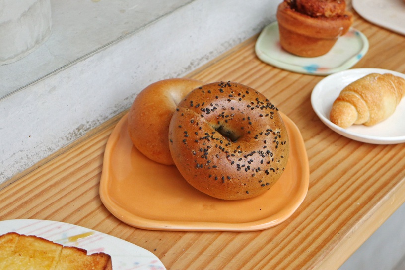 台東必吃早午餐店「人x人」!新鮮手作貝果&經典奶油厚片,超美店面好吃又好拍