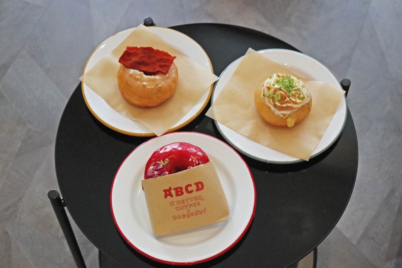 IG超夯的甜甜圈店「ABCD」!花生醬培根、烤布蕾等超人氣口味,配杯咖啡來場下午茶時光