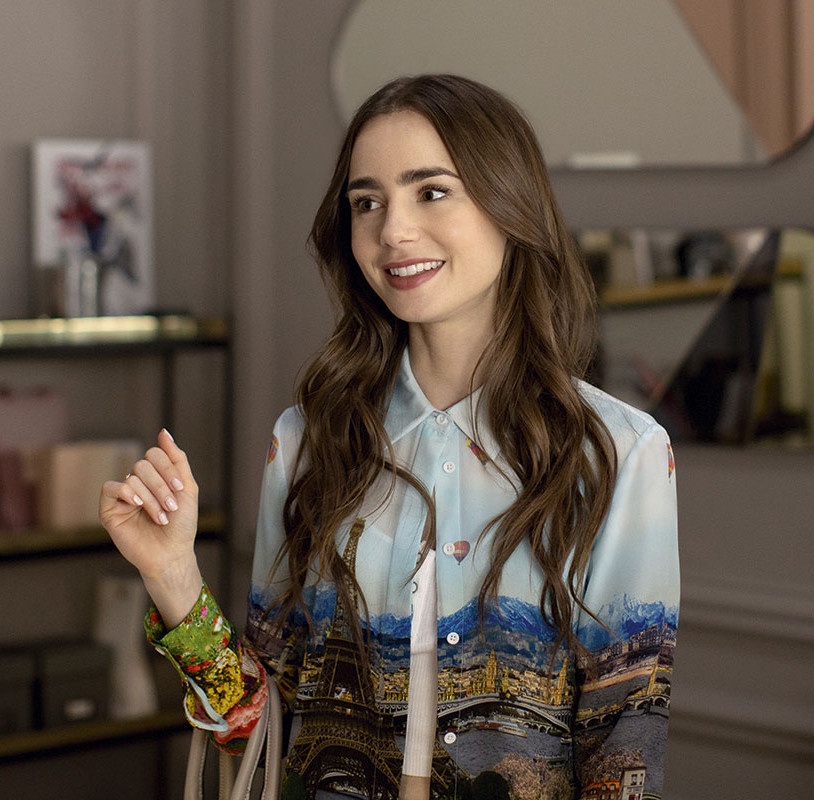 Netflix《艾蜜莉在巴黎》熱議造型1:巴黎鐵塔襯衫+蛇皮印花裙