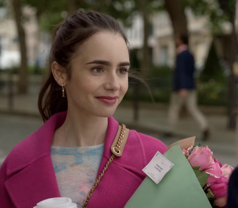 Netflix《艾蜜莉在巴黎》熱議造型6:和花朵同色的亮粉色大衣