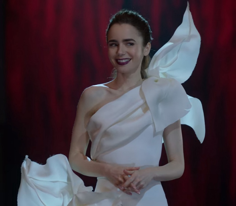 Netflix《艾蜜莉在巴黎》熱議造型7:拍賣會浮誇高訂禮服