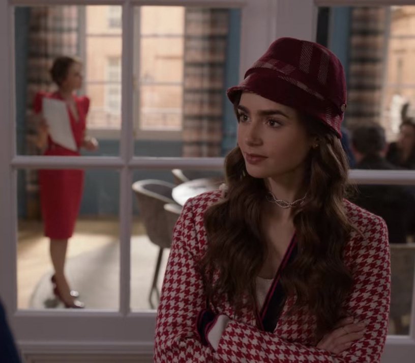 Netflix《艾蜜莉在巴黎》熱議造型8:平價格紋套裝+Burberry漁夫帽