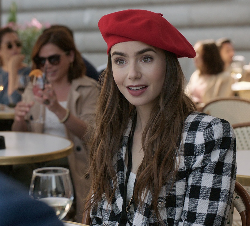 Netflix《艾蜜莉在巴黎》熱議造型2:紅色貝雷帽超有巴黎味,再度引起時尚熱潮!