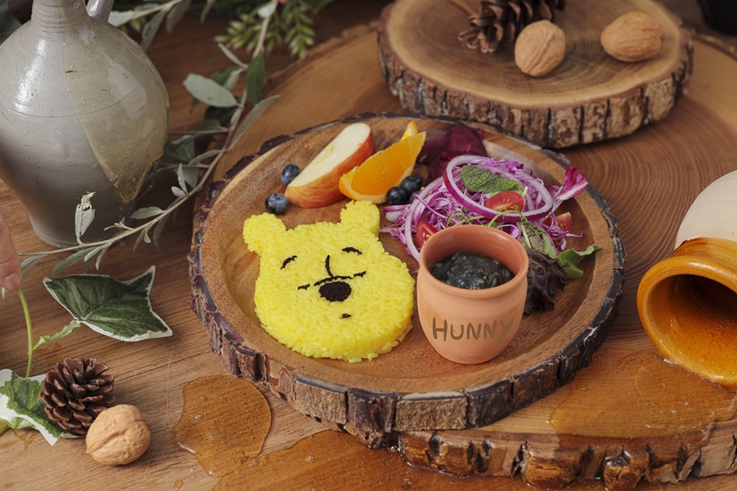 超可愛的維尼漢堡!日本新開幕「小熊維尼餐廳 Hunny's CAFE」,小豬&跳跳虎也好萌