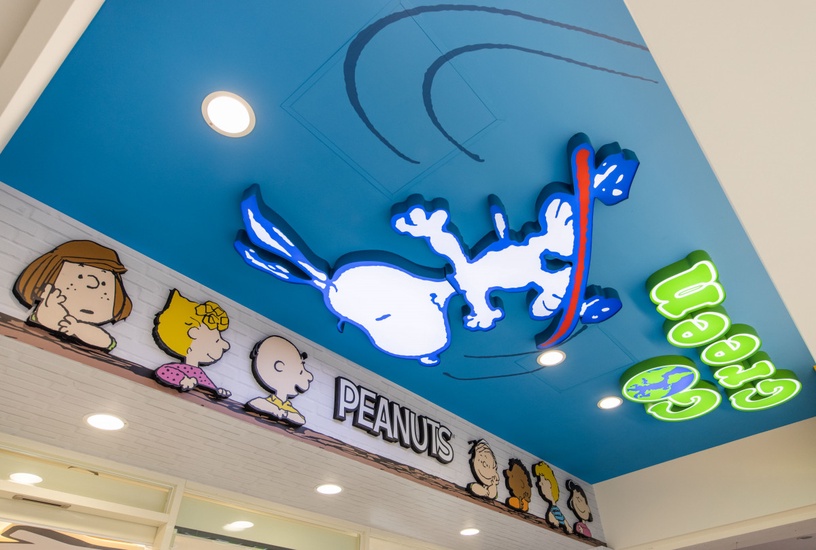 7-11「SNOOPY史努比聯名店」騎樓天花板有大大的溜滑板史努比