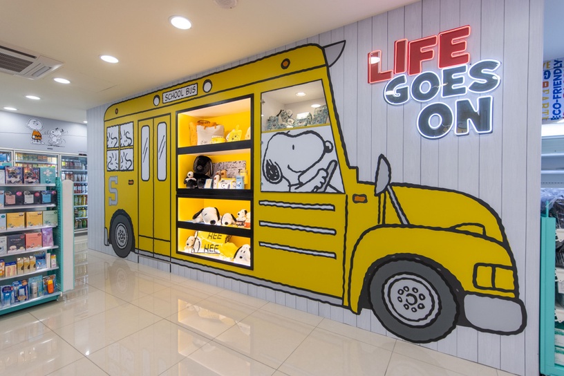 7-11「SNOOPY史努比聯名店」經典立體造型天花板和黃色校車,2號店也拍得到