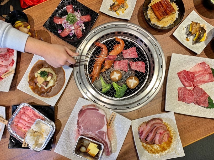 特別引進日本專利技術合作的「特急列車」送餐,料理將由「特急列車」從廚房新鮮直送到餐桌。