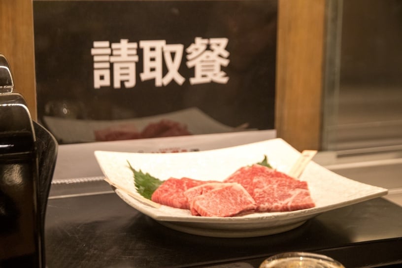 特別引進日本專利技術合作的「特急列車」送餐,料理將由「特急列車」從廚房新鮮直送到餐桌。
