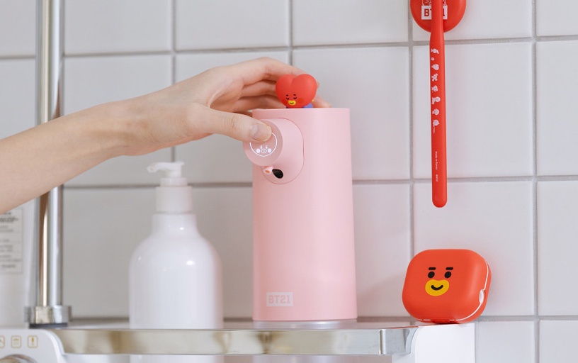 「BT21自動給皂機」粉嫩上市!慵懶BT21趴在給皂機上好療癒,還能調整泡沫用量超貼心!