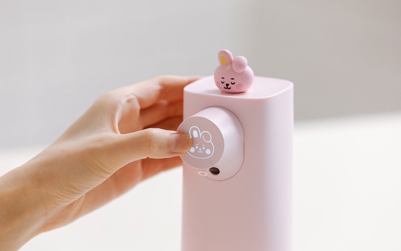 「BT21自動給皂機」粉嫩上市!慵懶BT21趴在給皂機上好療癒,還能調整泡沫用量超貼心!