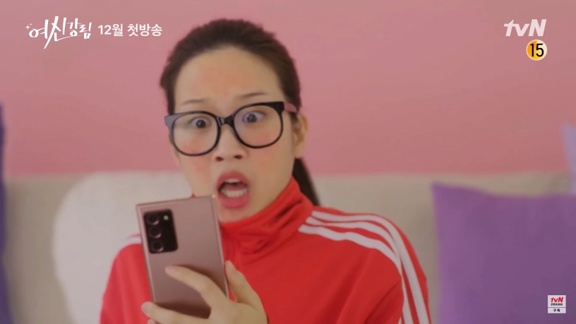 《女神降臨》釋首發預告!文佳煐黑框眼鏡+滿臉泛紅、痘疤模樣曝光,網讚還原度超高!