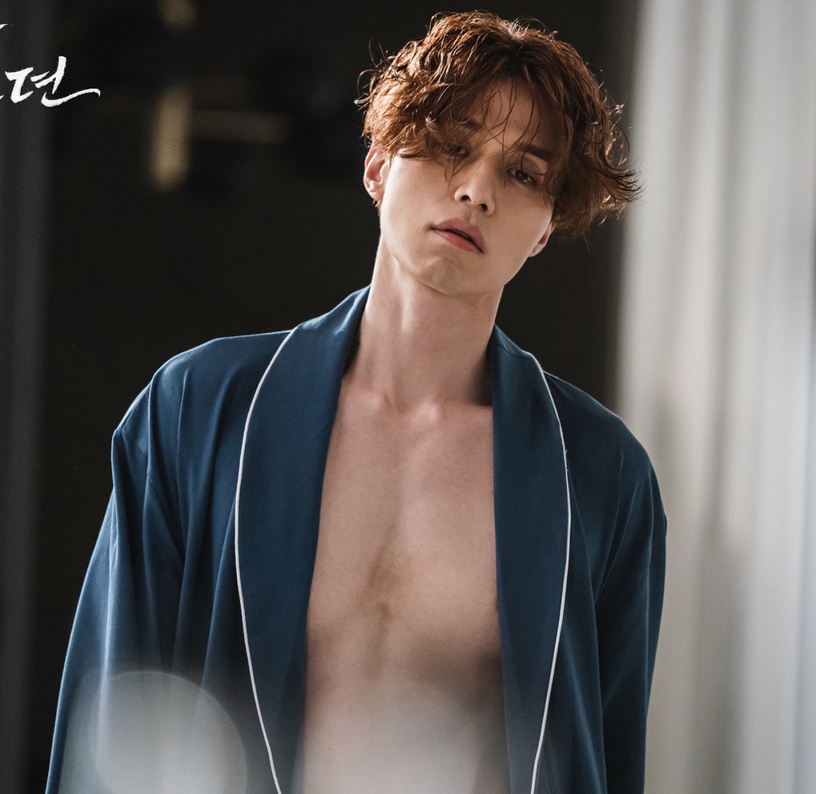 《九尾狐傳》李棟旭各時期腹肌帥照!《女人香氣》經典淋浴戲,畫報冷白皮腹肌根本19禁
