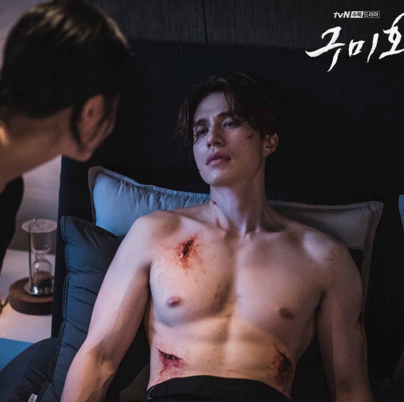 《九尾狐傳》李棟旭各時期腹肌帥照!《女人香氣》經典淋浴戲,畫報冷白皮腹肌根本19禁