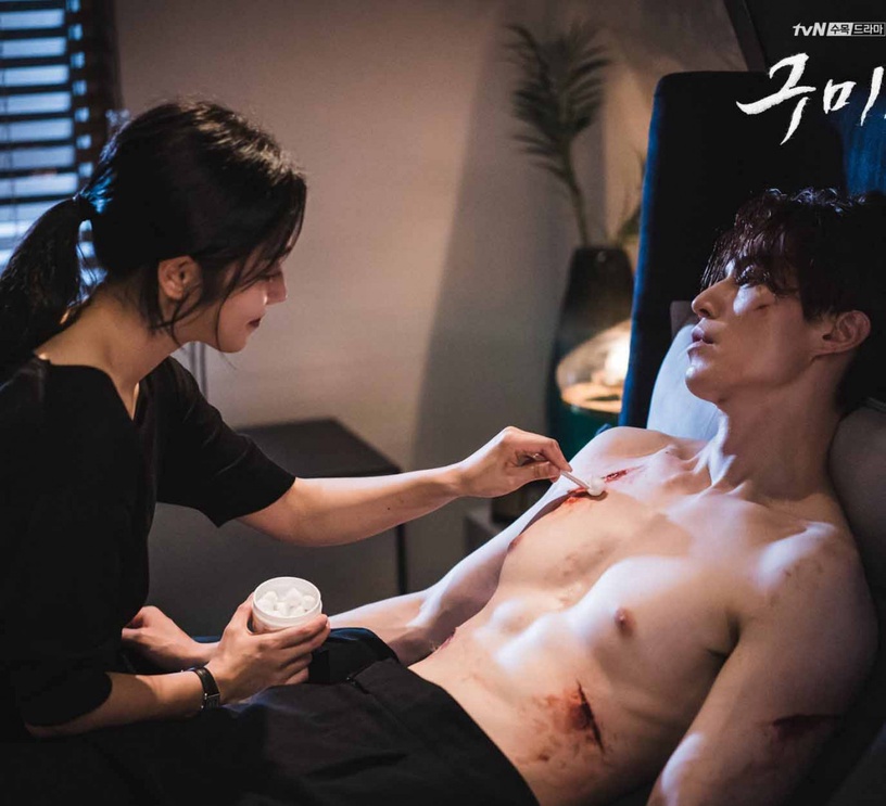 《九尾狐傳》李棟旭各時期腹肌帥照!《女人香氣》經典淋浴戲,畫報冷白皮腹肌根本19禁
