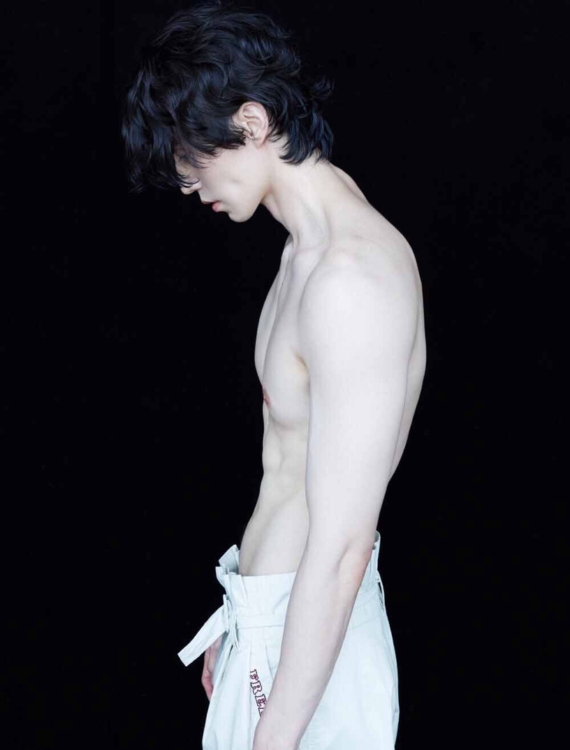 《九尾狐傳》李棟旭各時期腹肌帥照!《女人香氣》經典淋浴戲,畫報冷白皮腹肌根本19禁