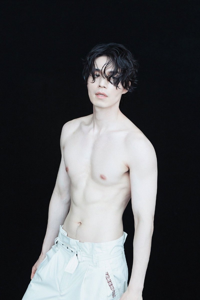 《九尾狐傳》李棟旭各時期腹肌帥照!《女人香氣》經典淋浴戲,畫報冷白皮腹肌根本19禁