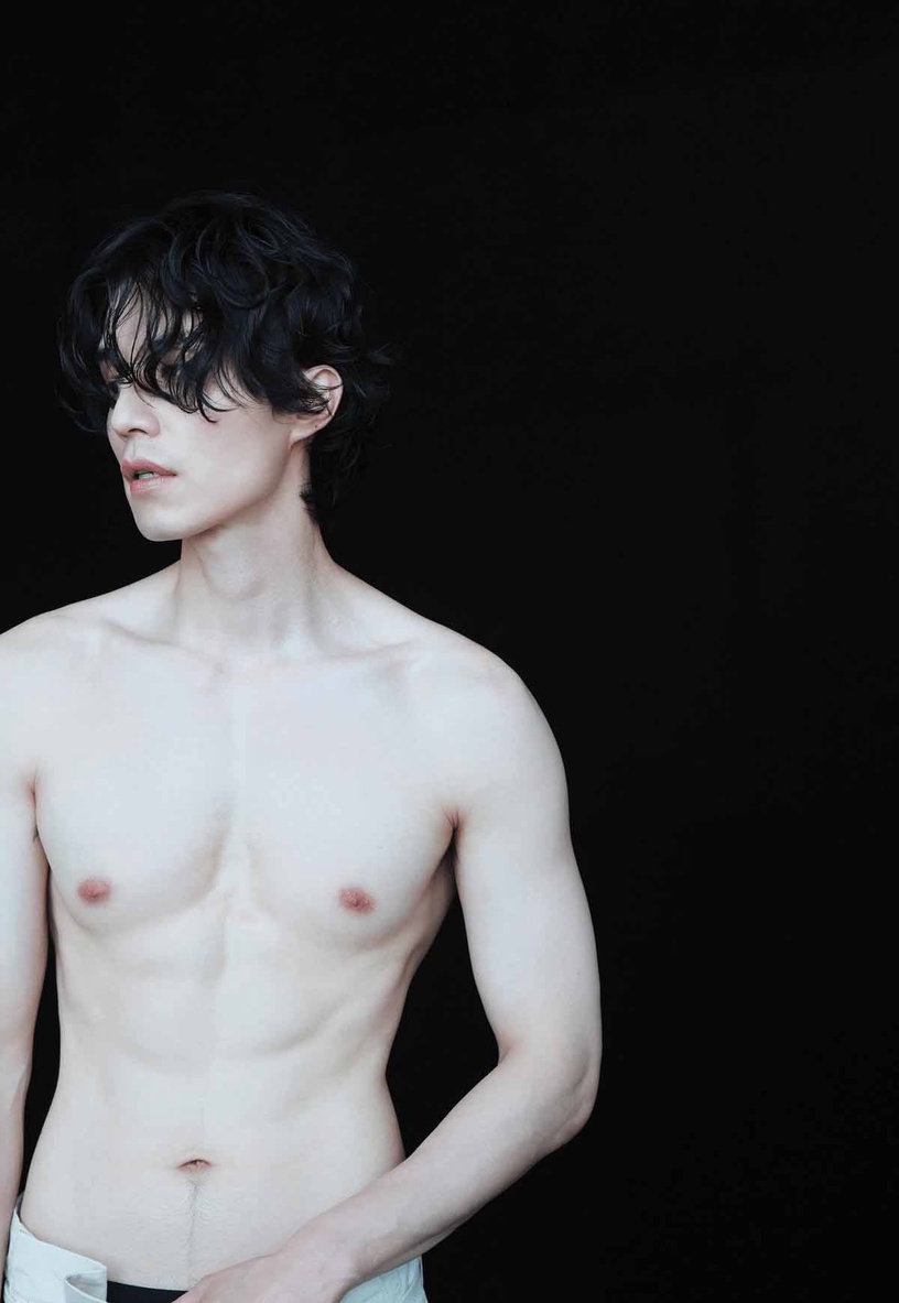 《九尾狐傳》李棟旭各時期腹肌帥照!《女人香氣》經典淋浴戲,畫報冷白皮腹肌根本19禁
