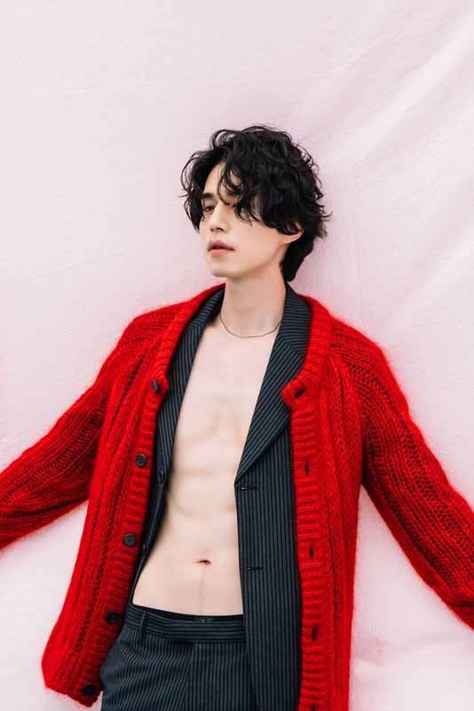 《九尾狐傳》李棟旭各時期腹肌帥照!《女人香氣》經典淋浴戲,畫報冷白皮腹肌根本19禁