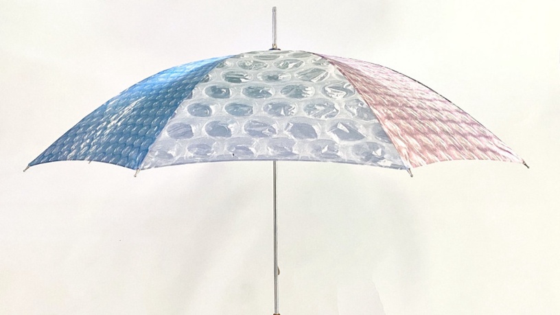 最近日本商店Cocilaelle推出這款「泡泡紙雨傘」,x搖欲配色、特殊造型超吸睛,快右滑看介紹吧!