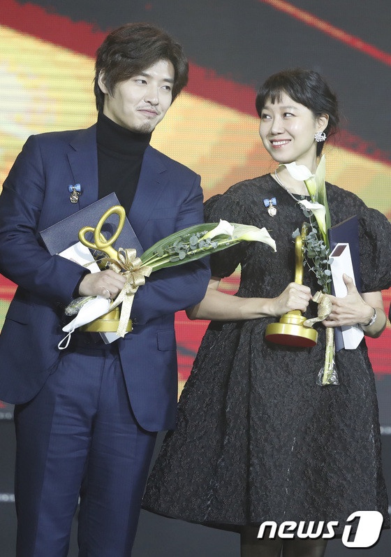 2020大眾文化藝術賞/姜河那以鬍子造型登場,卻被嘲像大叔?