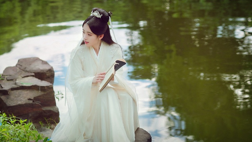 鞠婧禕古裝劇角色4:《新白娘子傳奇》白素貞