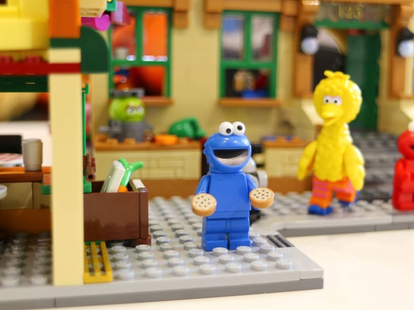 重現芝麻街!樂高推出「123 Sesame Street 芝麻街123號」,Elmo、餅乾怪獸變成樂高人