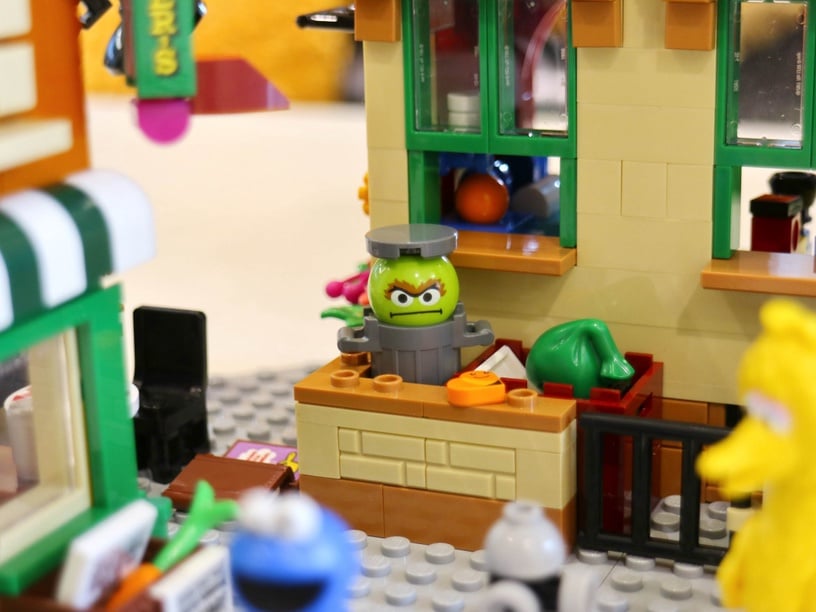 重現芝麻街!樂高推出「123 Sesame Street 芝麻街123號」,Elmo、餅乾怪獸變成樂高人