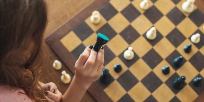 Netflix《后翼棄兵》5亮點!《哈利波特》達力 《移動迷宮》紐特現身,每盤棋局都真的