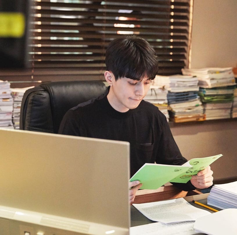 《九尾狐傳》李棟旭女友視角帥照1:工作中的男友系列