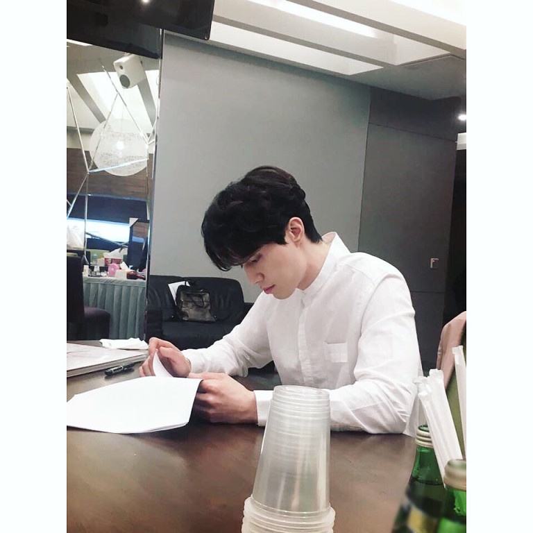 《九尾狐傳》李棟旭女友視角帥照1:工作中的男友系列